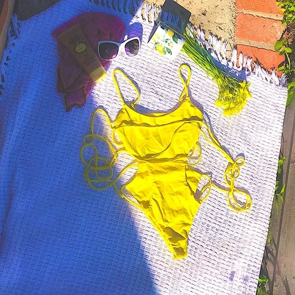 Lovers + Friends TIED UP ONE PIECE IN YELLOW sz xs - Picture 4 of 9